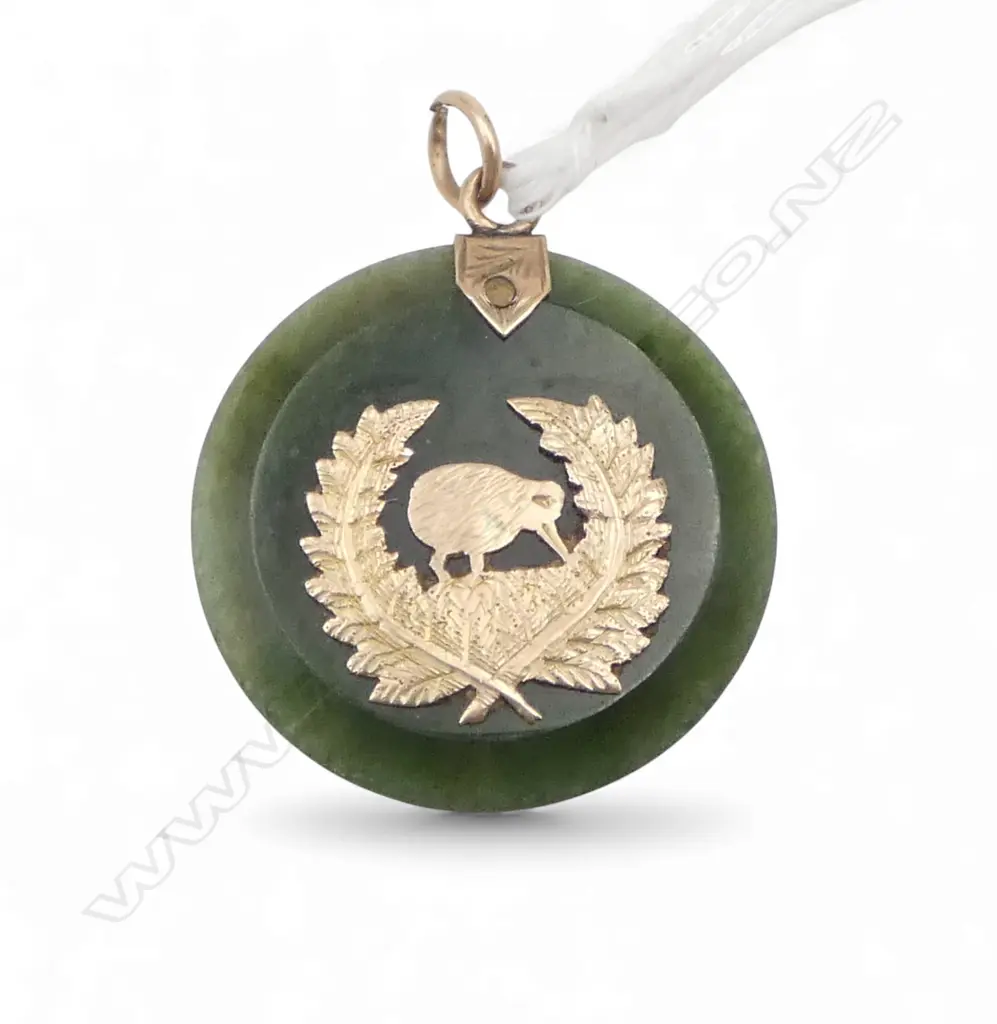 c.1900 POUNAMU & 9ct GOLD PENDANT with kiwi & fern wreath. Dia.26mm Image 1++