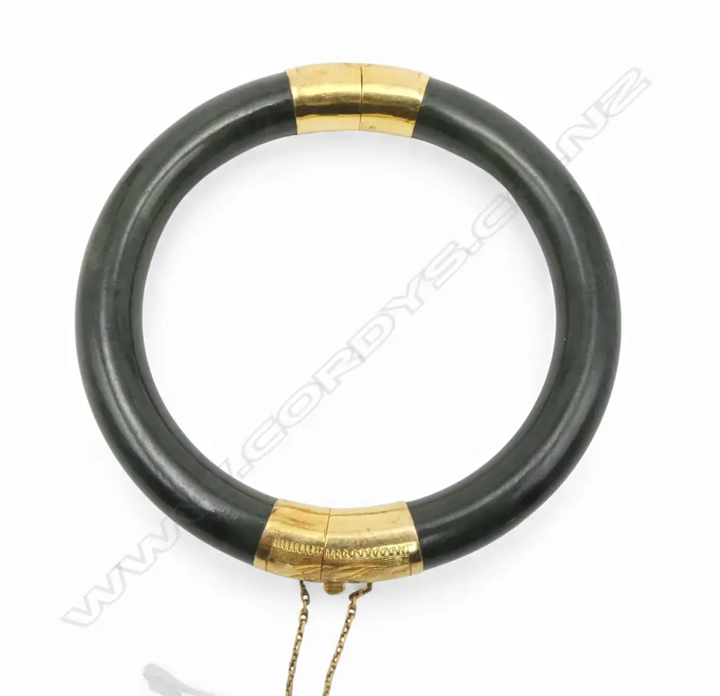 14ct POUNAMU HINGED BANGLE w. SAFETY CHAIN 47.79gms Image 1++