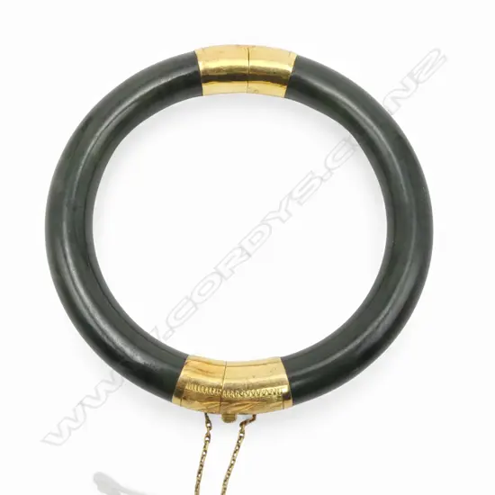 14ct POUNAMU HINGED BANGLE w. SAFETY CHAIN 47.79gms