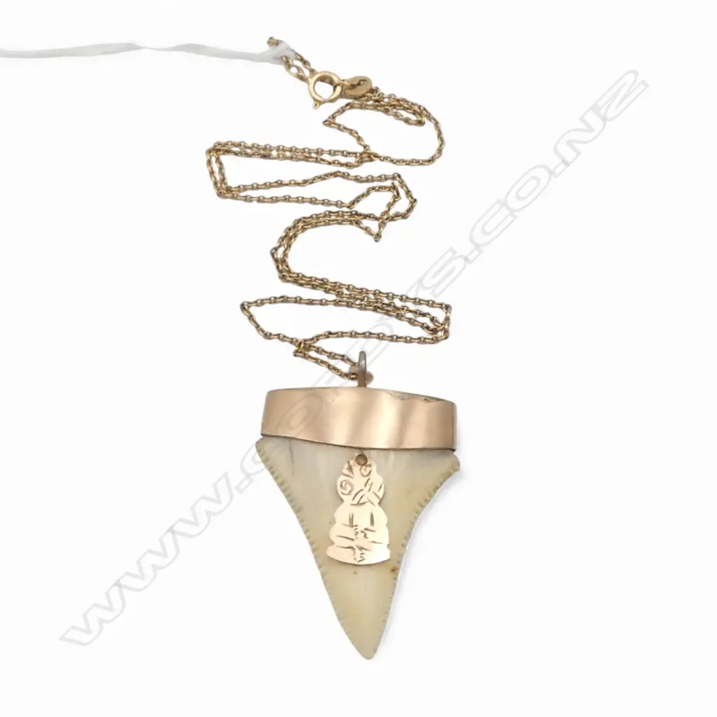 9ct GOLD & SHARK'S TOOTH PENDANT on 9ct GOLD CHAIN 7.6gms total Image 1++