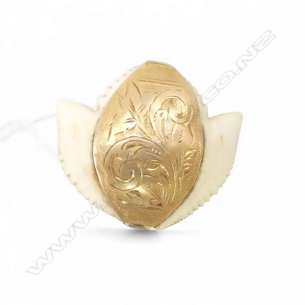 9ct GOLD 'J.BROS' (NZ) 2 SHARK'S TOOTH BROOCH scroll engraved 6.6gms Image 1++