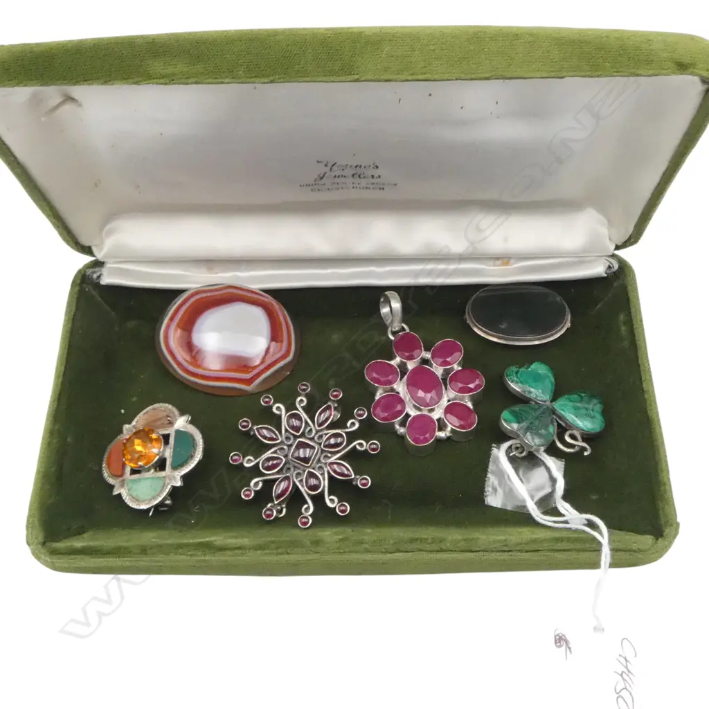 BOX OF 6 GEM SET VINTAGE BROOCHES: Scottish w agates & cairngorm + malachite + pounamu etc Image 1++