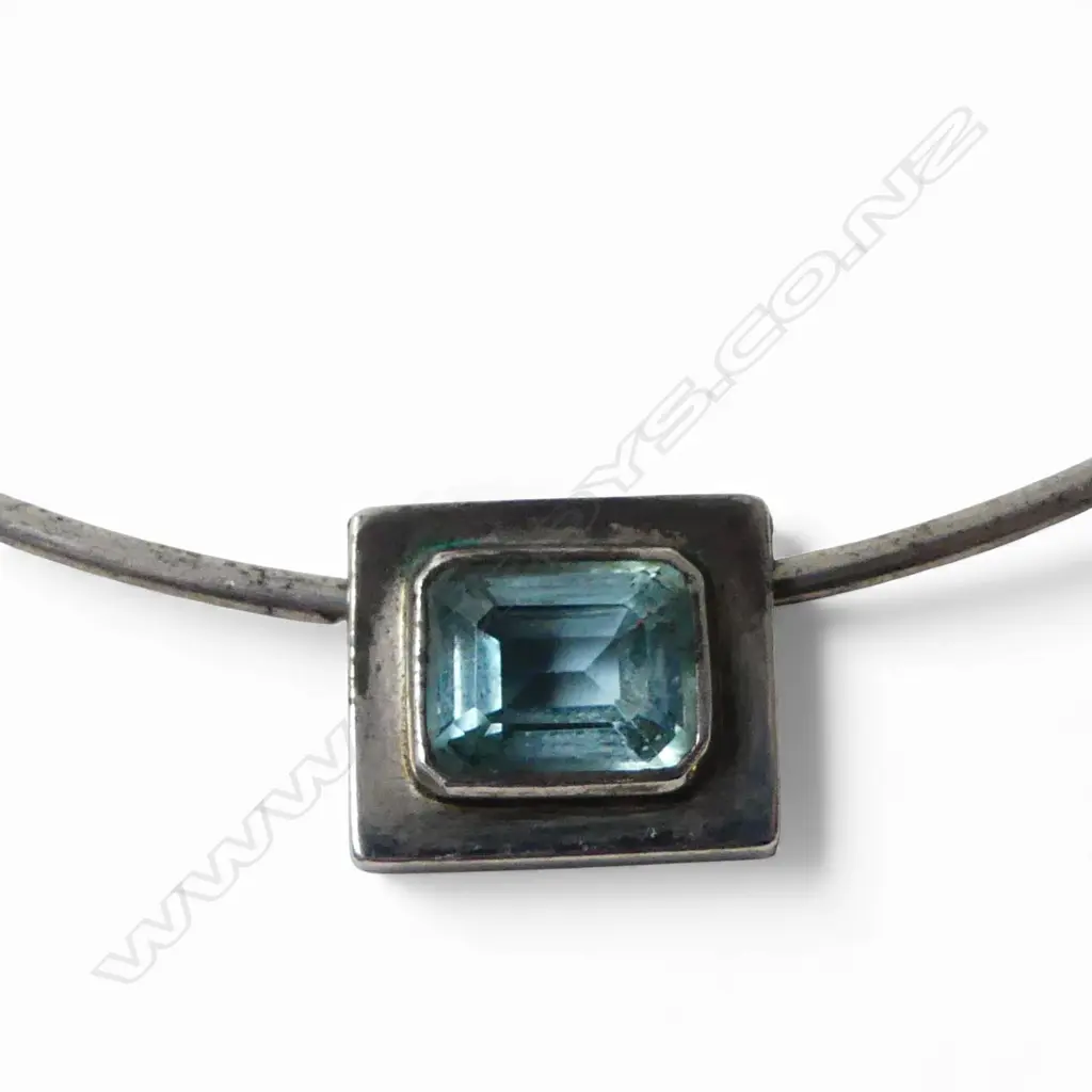 SILVER OMEGA STYLE BLUE TOPAZ NECKLACE, valuation Image 1++