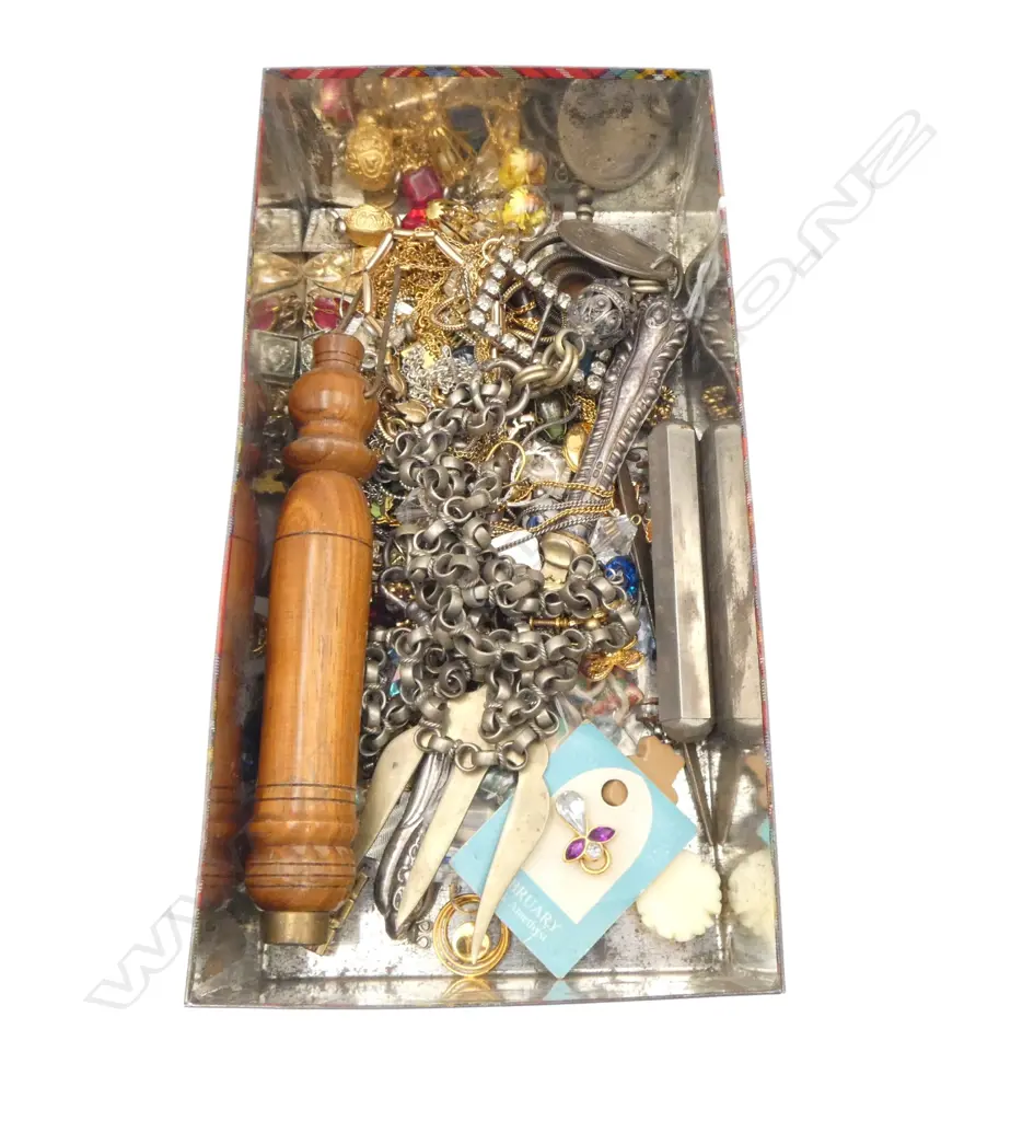 VINTAGE McKays Shortbread TIN OF VINTAGE JEWELLERY ETC Image 1++