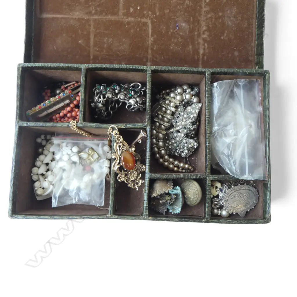 JEWELLERY BOX w. ASST COSTUME JEWELLERY Image 1++