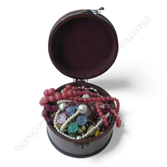 VINTAGE STYLE JEWELLERY BOX of COSTUME NECKLACES   