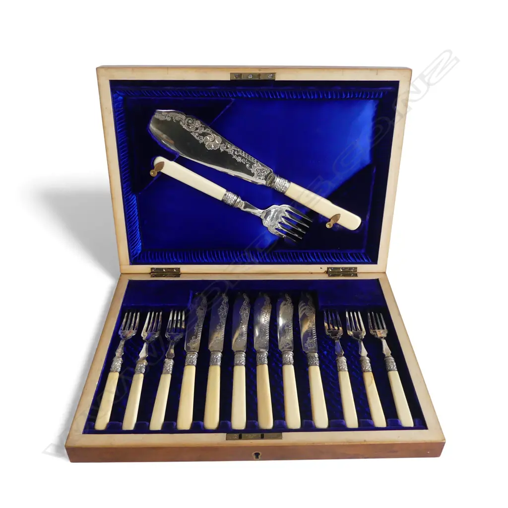 14 PCE SILVER PLATE FISH SET, BOXED W.355mm Image 1++