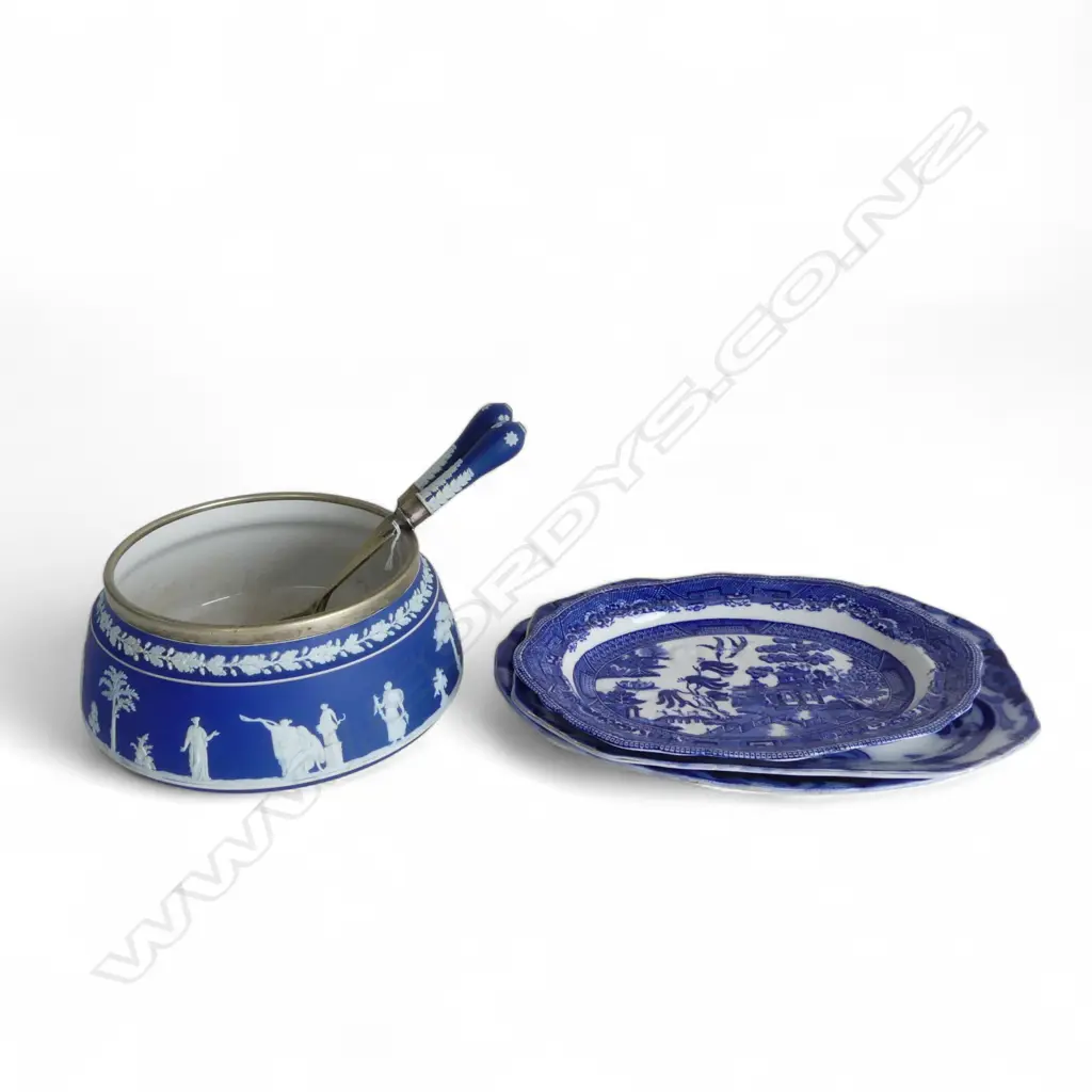 3 B/W ASHETS W.335mm, WEDGWOOD BLUE JASPERWARE BOWL & PR SERVERS Image 1++