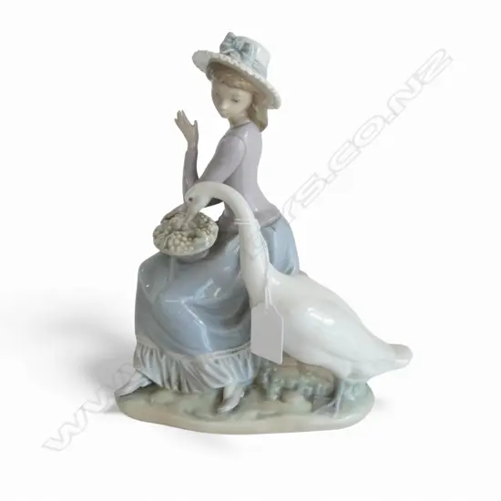 LLADRO WOMAN w. GOOSE H.230mm