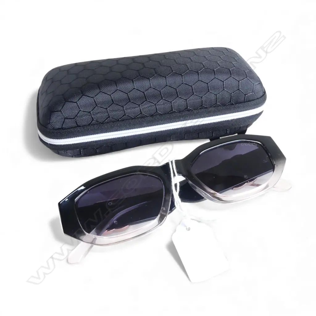 'GUCCI' SUNGLASSES, CASED Image 1++