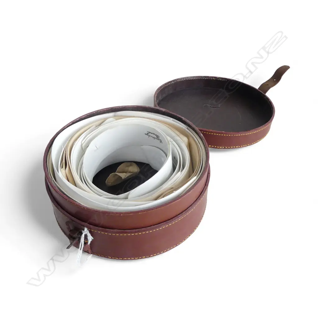 COLLECTION VINTAGE WHITE COLLARS in leather case Dia.175mm Image 1++