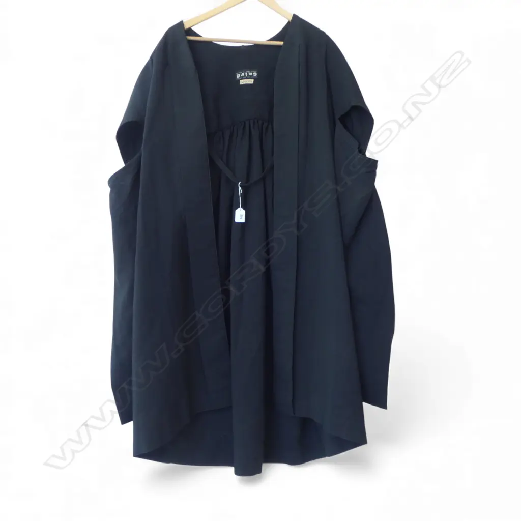 VINTAGE A. CAIRD & SONS SCOTTISH JUDGES GOWN labelled Image 1++