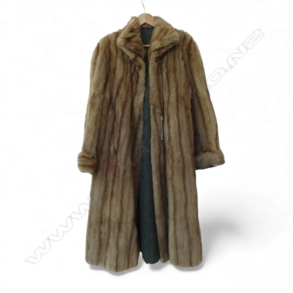 VINTAGE FUR COAT - some wear Image 1++
