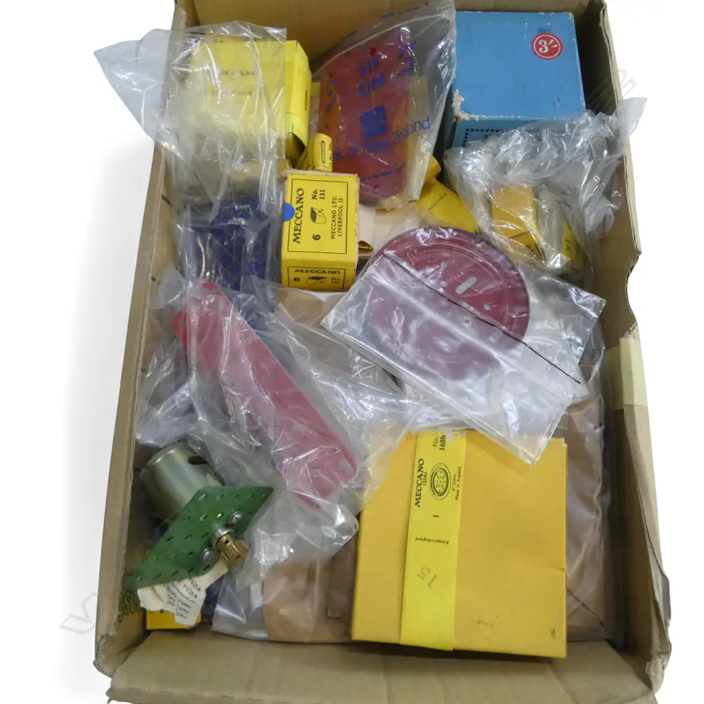 BOX OF VINTAGE MECCANO SOME IN ORIGINAL BOXES Image 1++