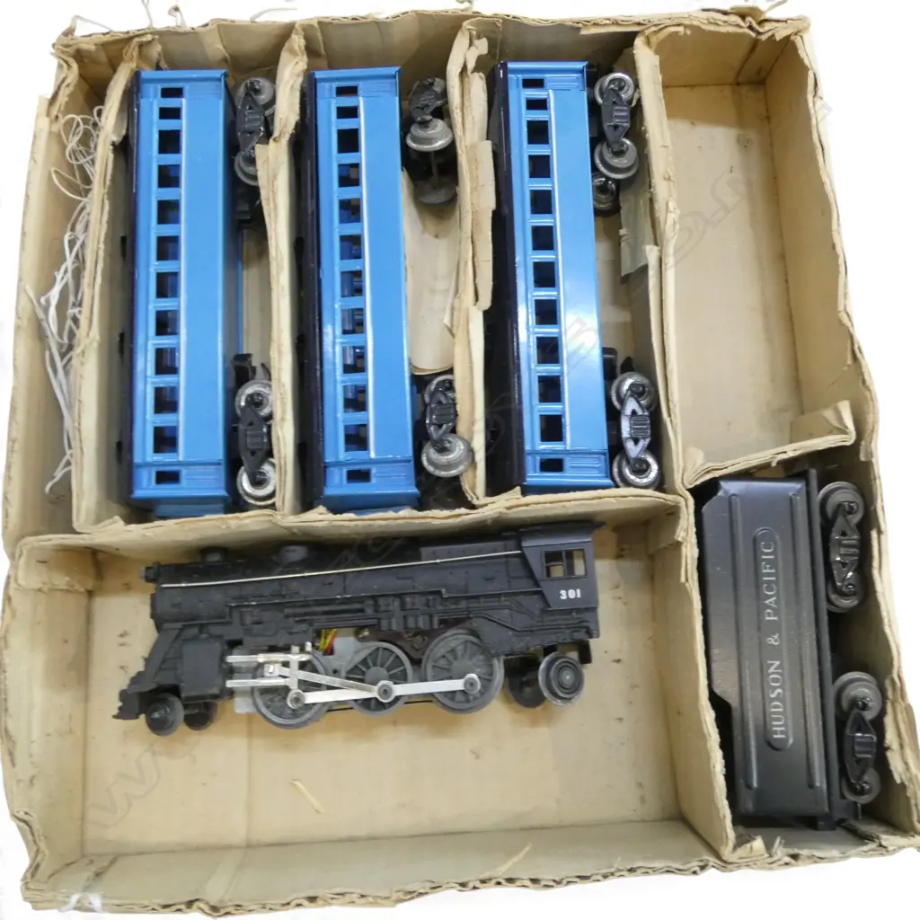 O GAUGE ELECTRIC ENGINE TENDER & 3 CARRIAGES Image 1++