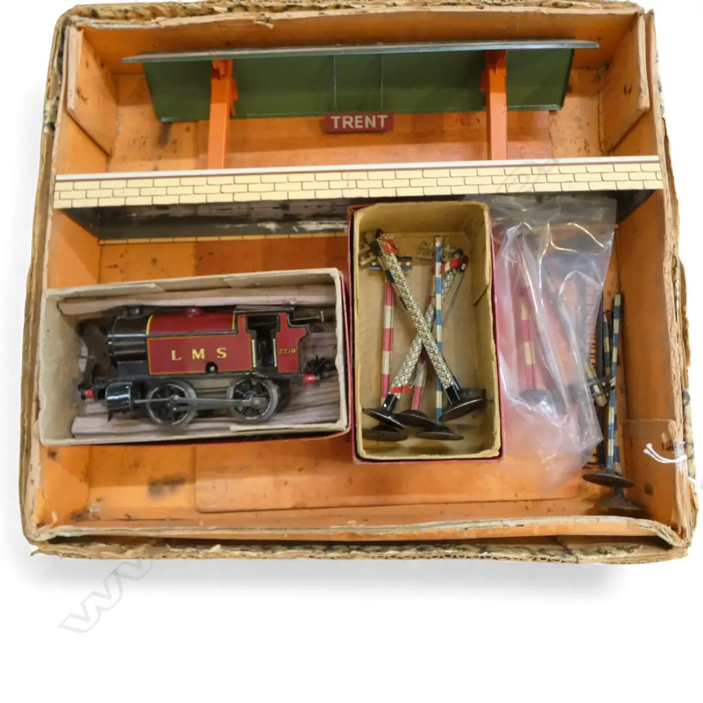 VINTAGE HORNBY BOX O GAUGE ENGINE TIN STATION & SIGNALS Image 1++