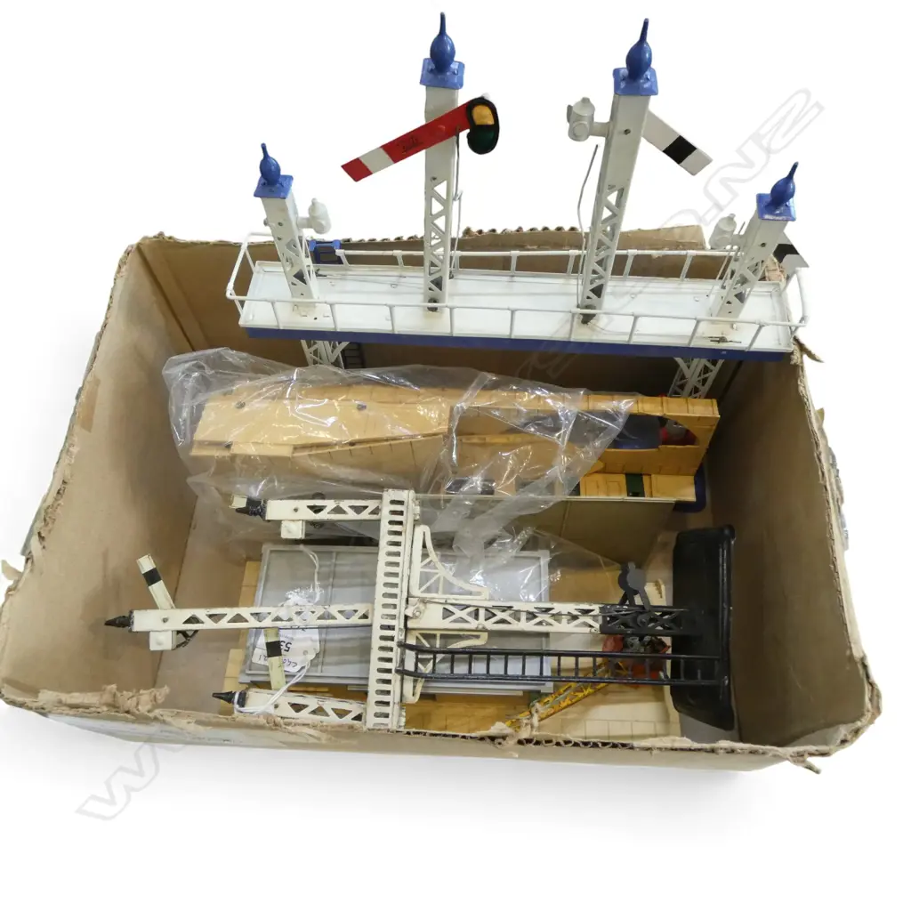 2 VINTAGE METAL TRAIN SIGNALS H360MM & 2 PLASTIC RAILWAY STATIONS Image 1++