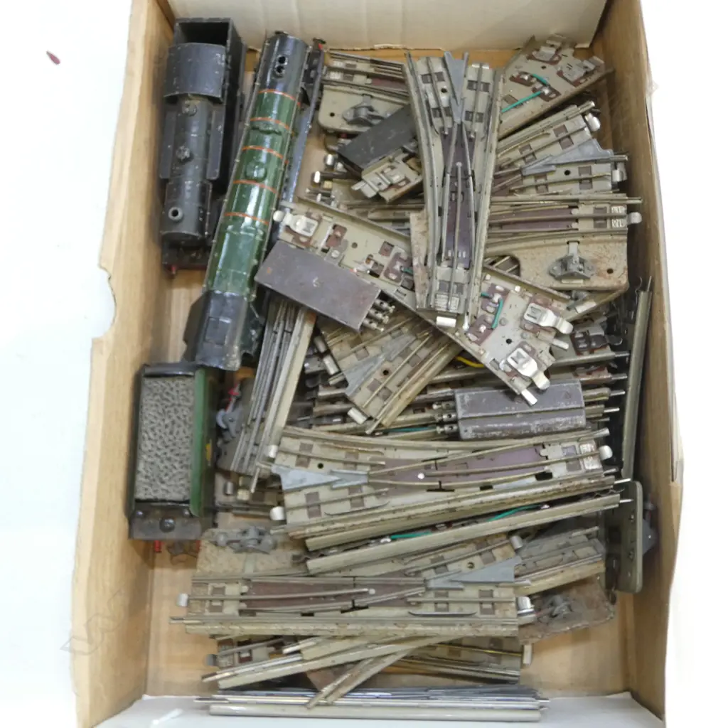 2 HORNBY DUBLO OO GAUGE ENGINE & COLLECTION OF ELECTRIC POINTS Image 1++