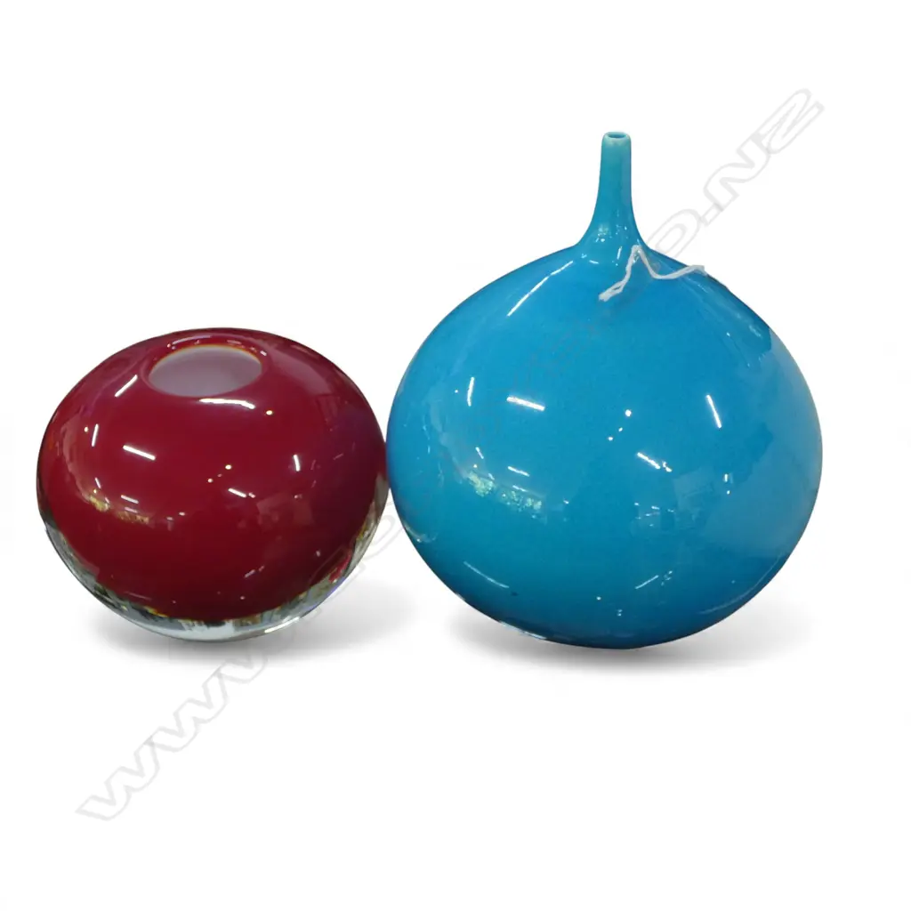 STUDIO POTTERY BLUE ORB VASE H.235mm + RED ART GLASS VASE H.130mm Image 1++