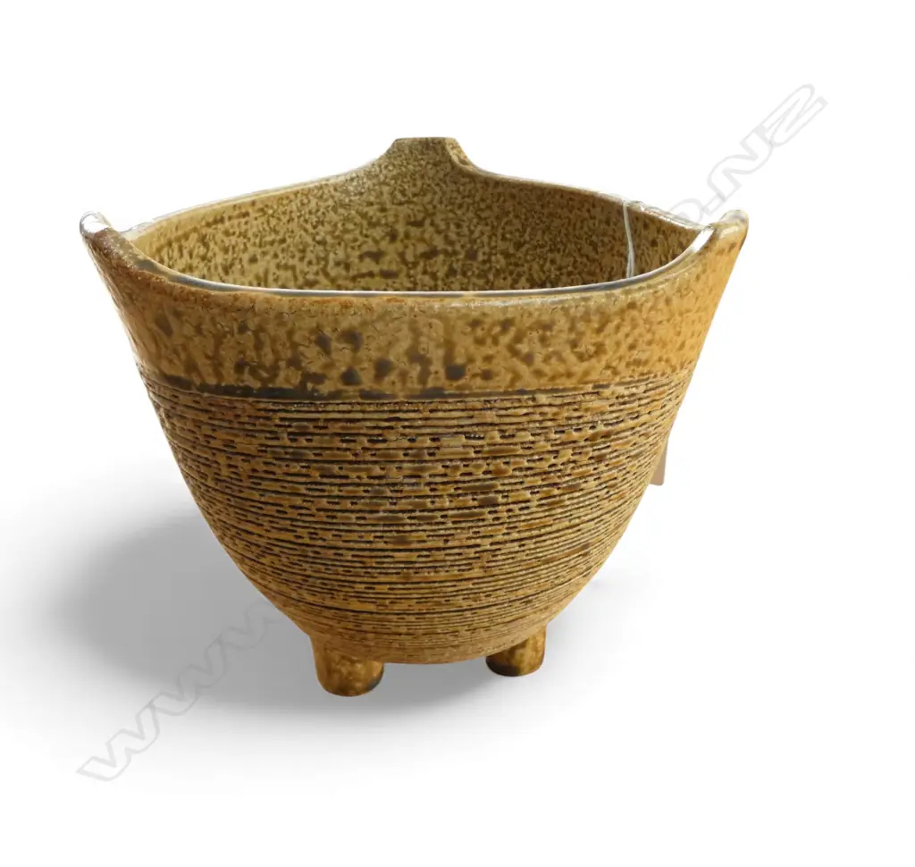 MID CENTURY JAPANESE SALT GLAZED VASE, TRI FOOTED, H.155mm Image 1++