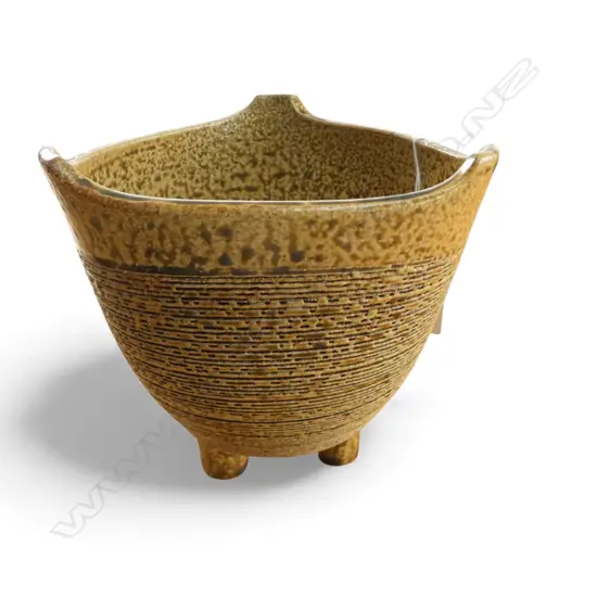 MID CENTURY JAPANESE SALT GLAZED VASE, TRI FOOTED, H.155mm