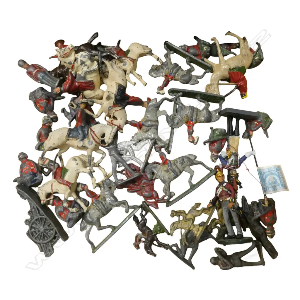 BOX VINTAGE LEAD TOYS: SOLDIERS on horse back etc some wear Image 1++