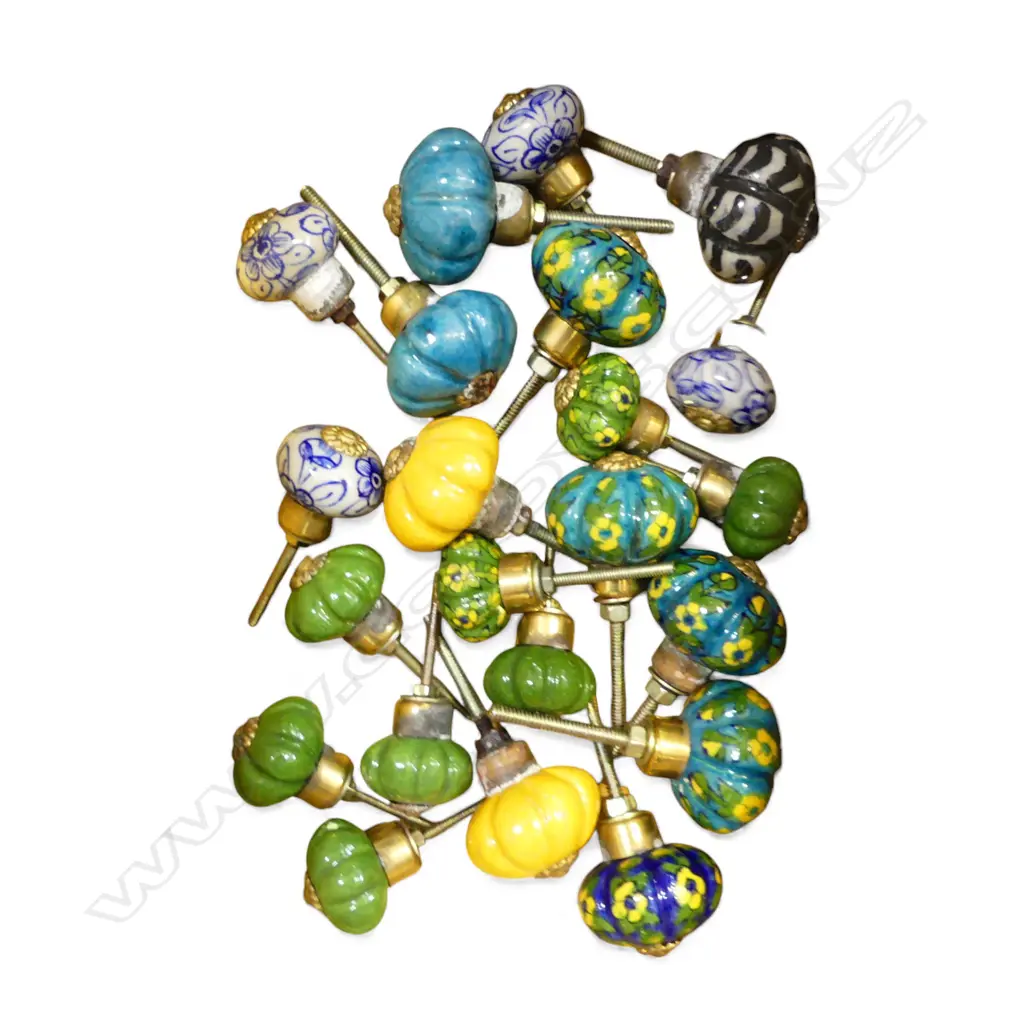 ASST. DECORATIVE PORCELAIN KNOBS Image 1++