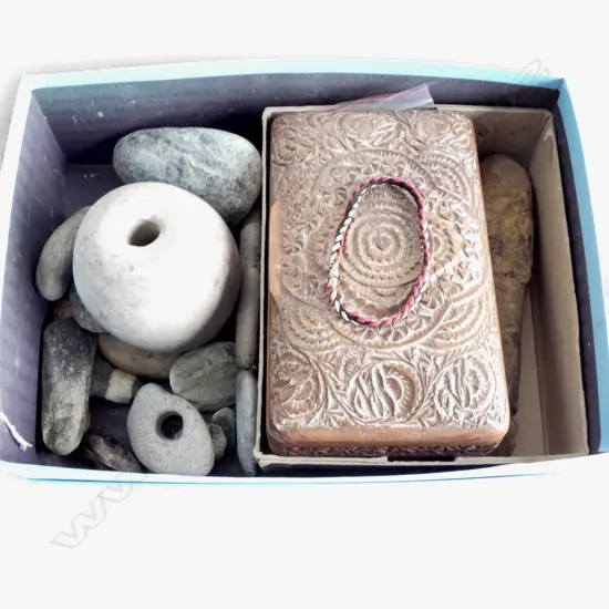 COLLECTION ASST. WORKED STONES Incl. 2 NEPHRITE PEBBLES