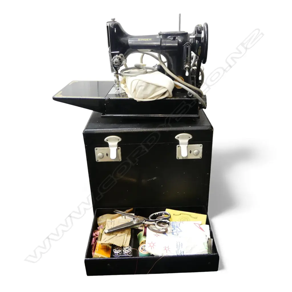 SINGER SEWING MACHINE, BOXED 335x210x300mm Image 1++