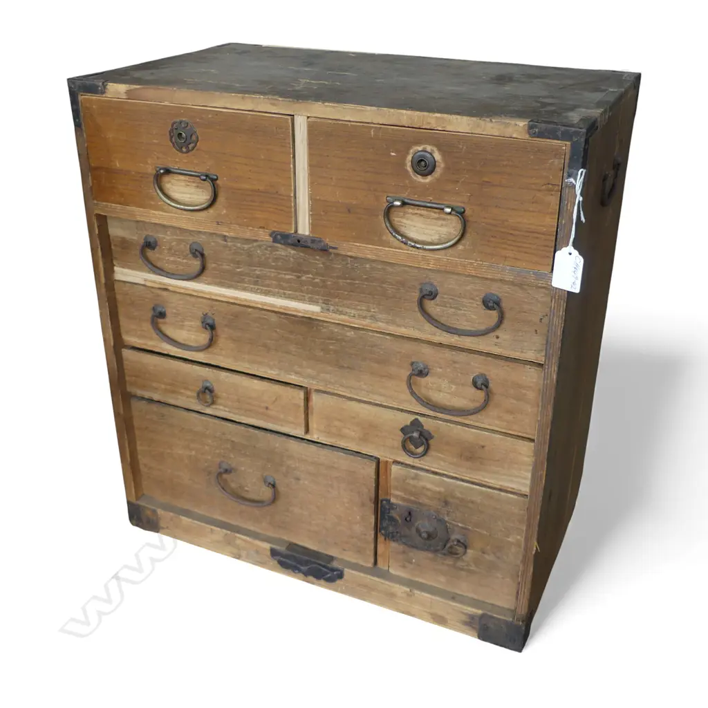 Vintage small Japanese collector's chest Image 1++