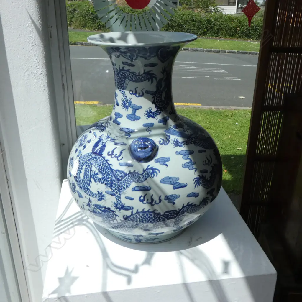 CONTEMPORARY CHINESE VASE ON STAND H1436MM Image 1++