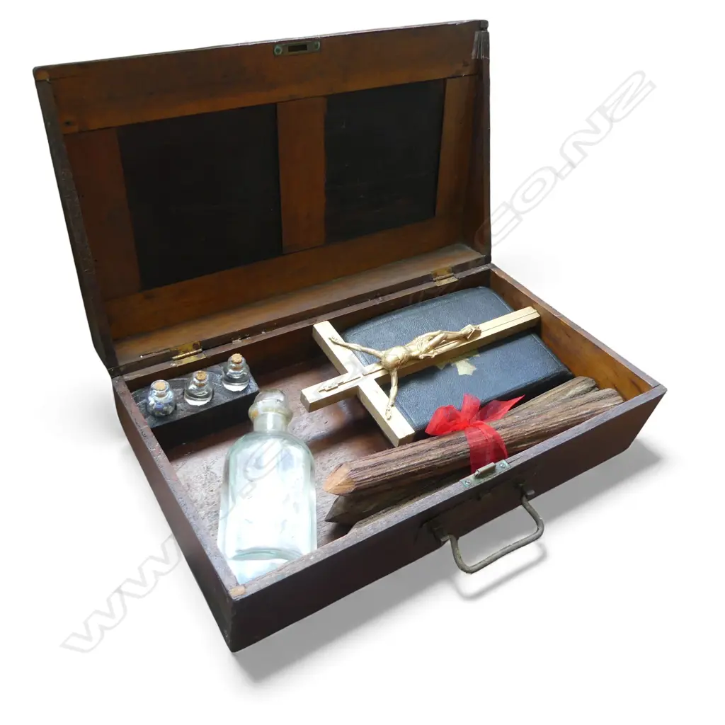 'VAMPIRE SLAYING KIT' Image 1++