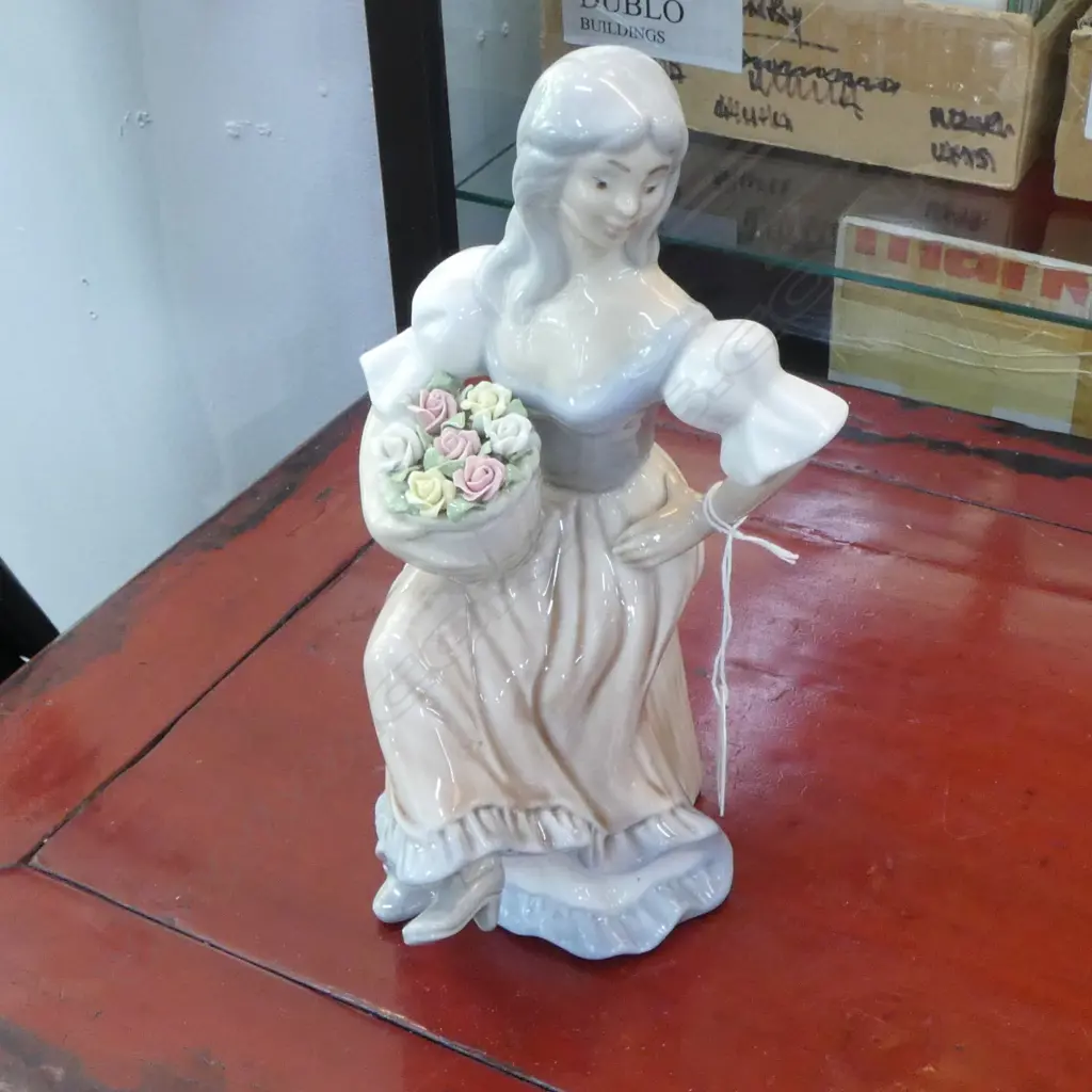 TENGRA SPAIN WOMAN w. FLOWERS H.235mm Image 1++