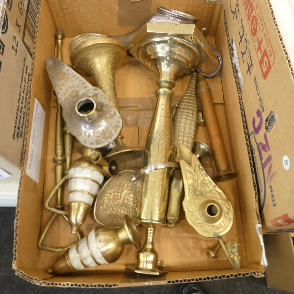 BOX OF BRASS ODDMENTS Image 1++