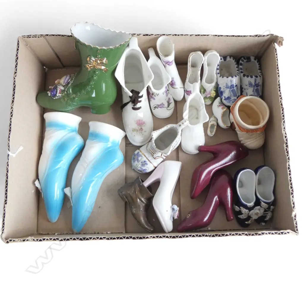 COLLECTION OF 20 MINIATURE CHINA SHOE ORNS L160MM LONGEST Image 1++