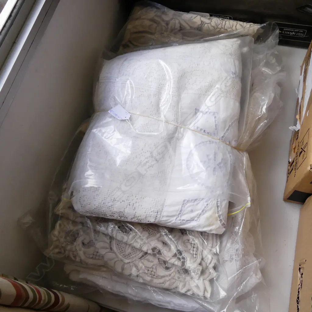 3 VINTAGE LACE TABLE CLOTHES EA WITH NAPKINS Image 1++