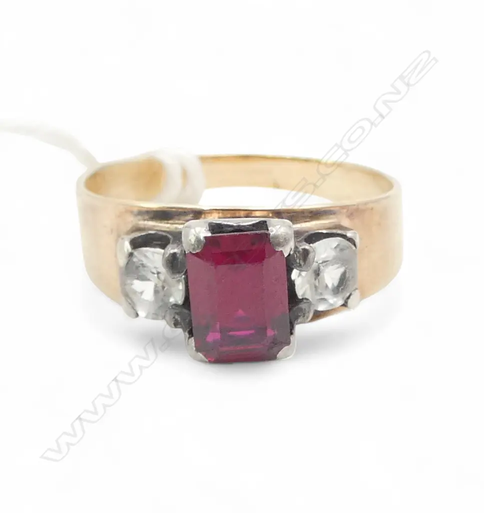 9ct RED/WHITE STONE  DRESS RING, 2.89gm SIZE P Image 1++