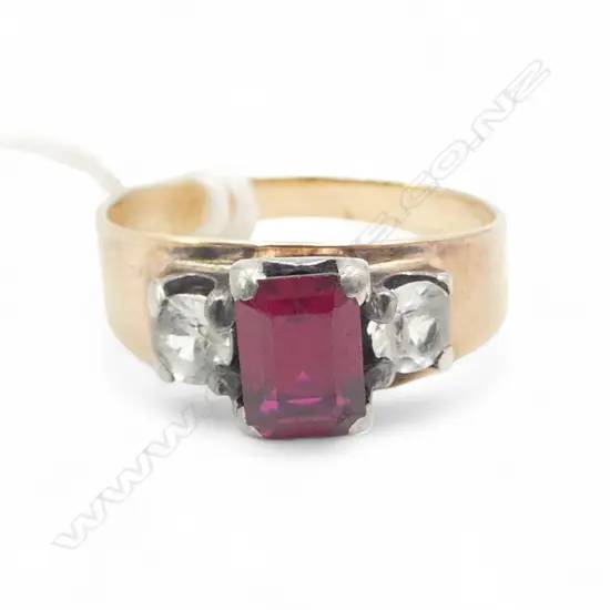 9ct RED/WHITE STONE  DRESS RING, 2.89gm SIZE P