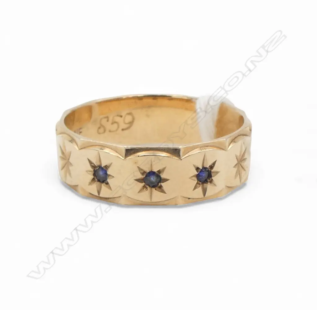 9ct GOLD BAND RING repeating star engraved & set with three sapphires. 3.5gms SIZE P Image 1++