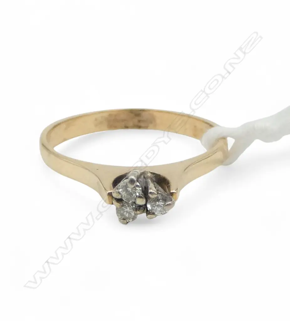 9ct GOLD 3 STONE DIAMOND RING, 1.99gm SIZE L1/2 Image 1++