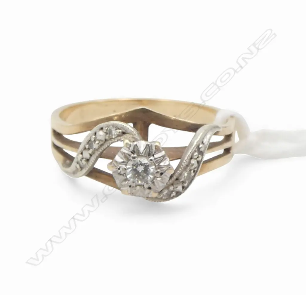 9CT GOLD AND DIAMOND SOLITAIRE & SHOULDER DIA. 2.87gms SIZE N Image 1++