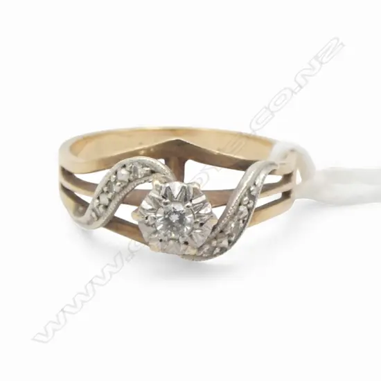 9CT GOLD AND DIAMOND SOLITAIRE & SHOULDER DIA. 2.87gms SIZE N