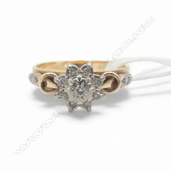 9CT GOLD AND DIAMOND CLUSTER 2.79gms SIZE L