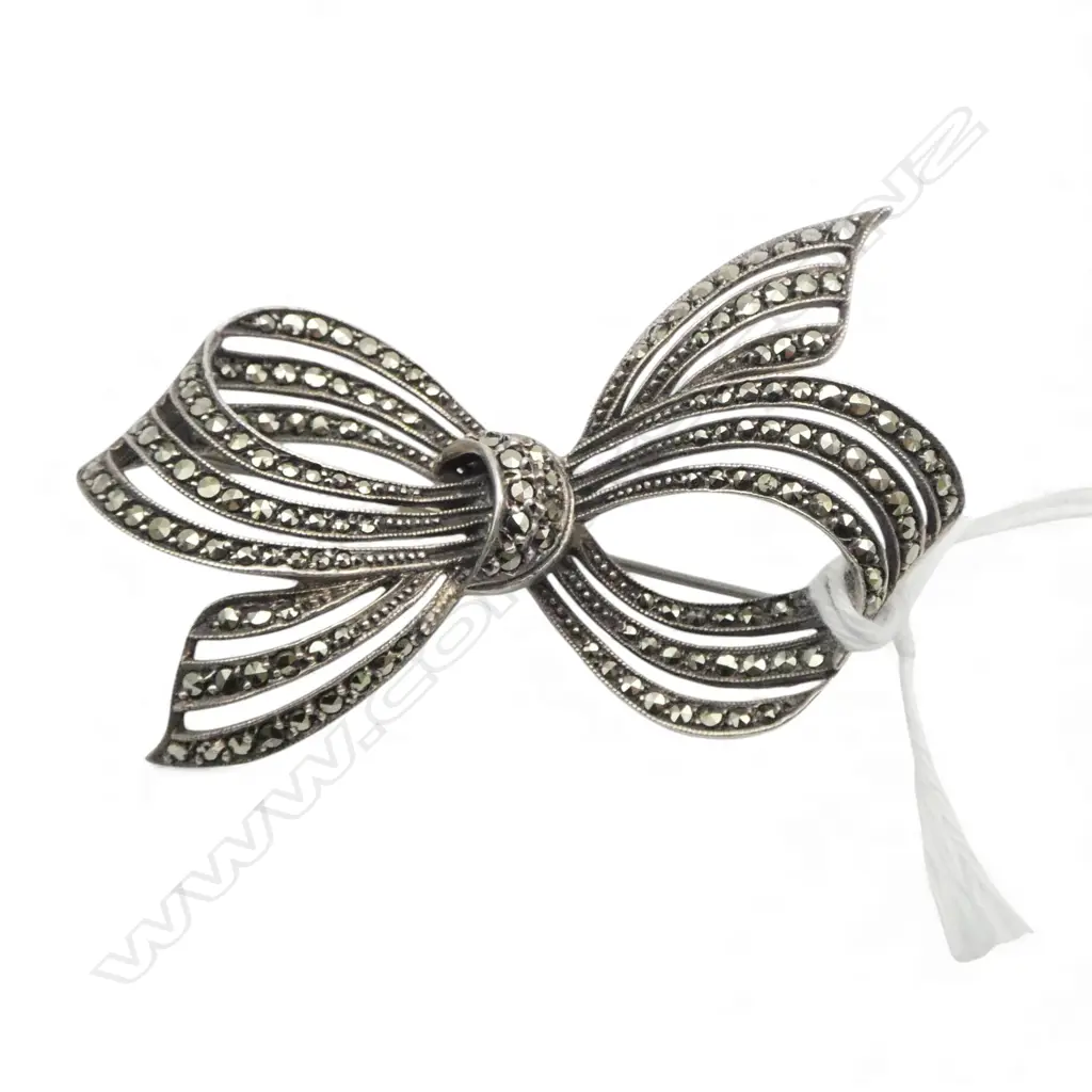 Vintage marcasite bow brooch  Image 1++
