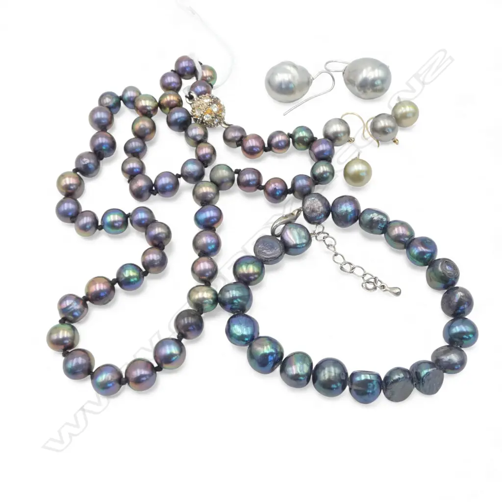 5 PCES BLACK PEARL JEWELLERY; 3 PRS EARRINGS, NECKLACE & BRACELET Image 1++
