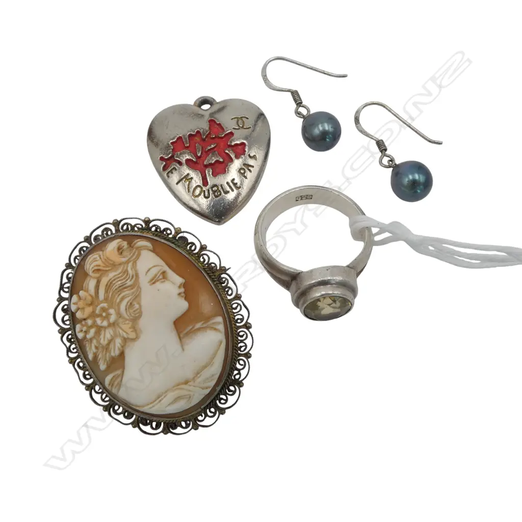 4 PCES JEWELLERY; 'CHANEL' CHARM, 925 RING, CAMEO, PR BLACK PEARL EARRINGS Image 1++