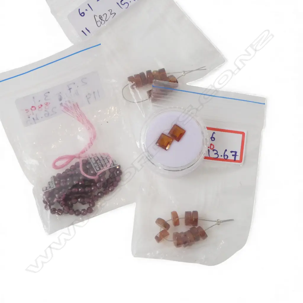 ASST. GARNETS; STRING of BEADS no clasp, L.400mm, PR SQUARE CUT, 2.36ct & 21 ORANGE BEADS Image 1++