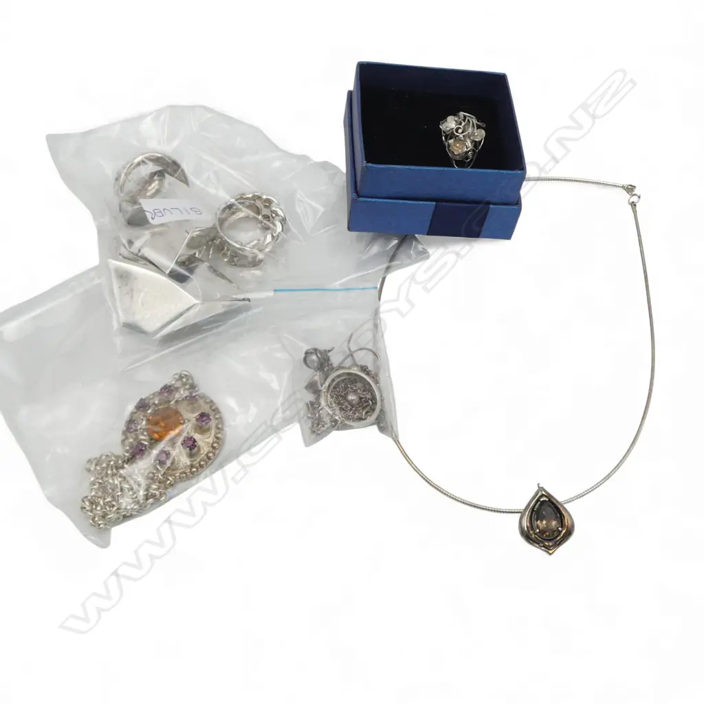 TRAY OF S/SILVER JEWLERY Image 1++