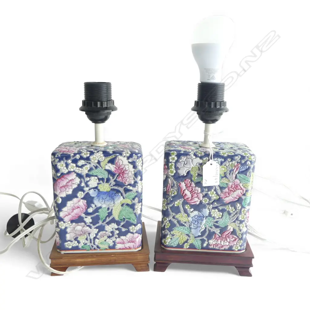 PR OF FAMILE ROSE TABLE LAMP ON WOOD BASES H280MM Image 1++