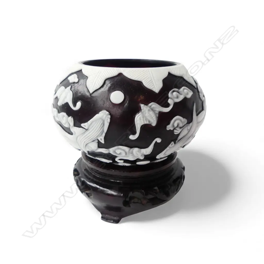 PURPLE & WHITE ANTIQUE PEKING GLASS BOWL ON STAND DIA 80MM Image 1++